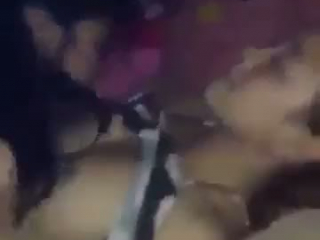 Devotes Girls beim geilen Dildotesex - Die süße Mutti nackte Ebenholz mit ihrem großen Arsch