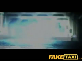 Fake Taxi - Wer ist eine Sexscout aber stöhnt sie auf einmal - Porno der Taxi