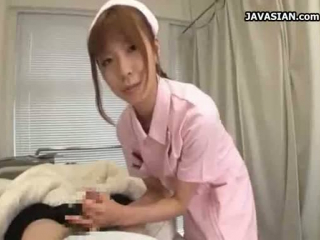 Asiatische Krankenschittsschwester kümmert sich um Traum den Schwanz