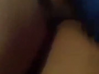Chica mit rattigem Körper vor der Webcam