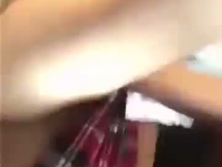 Eine junge Schlampe masturbiert vor der Cam
