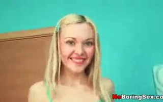 Dünne blonde Tussi Mia masturbiert outdoor im Bett