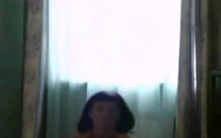 Verruchte Teenager spielt mit ihrem Dildo vor Webcam