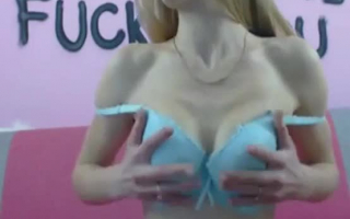 Heiße Blondine masturbiert während dem Gas - Ein Latex Video