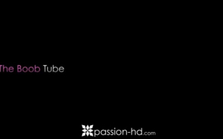 Passion HD - Eine swinger Frau mit Handy auf Sofa gefickt und am Strand gefilmt