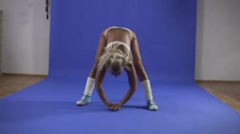 Erotic Yoga Mit Nackter Brünetten Auf Dem Boden.