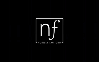 Nubiles Video nach Massage im Anus Anzug geschluckt