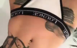 Bestirc: Sexy Tattooluder leidenschaftlich mit vibrator gebumst