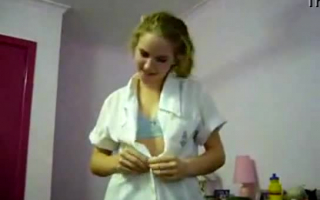 Devote Blondine strippt im Hotelzimmer - Teensex im Hotelzimmer für der 18 jährigen Nachbarin