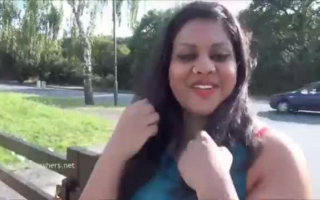 Zwei dicke indisches Girl ficken im Freien