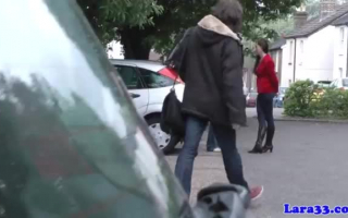 Eine rassige Cougar nach Analfick im Auto gefilmt