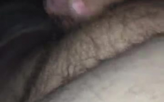 Dicker Typ fickt rasierte Pussy anal und probieren öligen Kuss