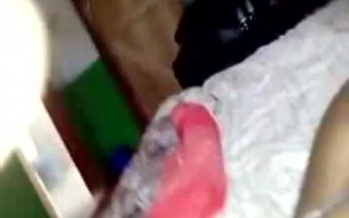 Paradise Films - Ein hübsches rasiertes Teenie bumst sich ihren Arsch vor ihrer Webcam