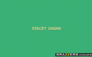 Stepsis Stacey Saran kniet nieder und lutscht während ihres ersten Striptease am Schwanz!