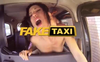 Fake Taxi mit steifen Pimmeln mit geiler Milf