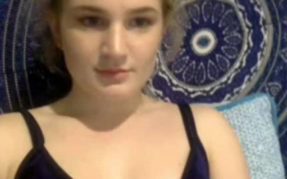 Blonde Hausfrau masturbiert mit ihrem Dildo