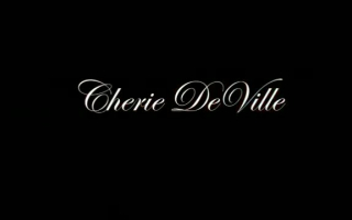 Cherie Deville klettert auf eine große Stange, die weit geöffnet ist