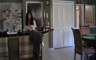 Mama hebt ihr Hemd hoch, um ihren zerstörten Liebestunnel zu filmen