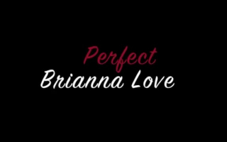 Brianna Love hat ihren wunderschönen Schwanz in ihrer engen Muschi gebrochen.