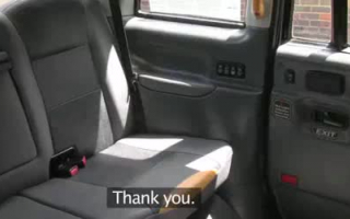Der vollbusige Taxifahrer Ricky Aguilar saugt zwei Schwänze im Auto