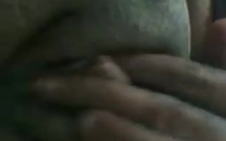Kinsley Davis masturbiert auf ihrer Muschi, um etwas Sperma zu nehmen.