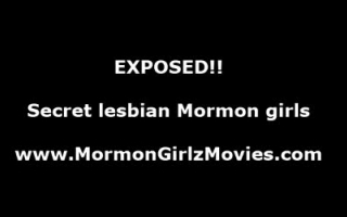 Mormonisches jugendlich mormonisches Mädchen, das mündlich genießt