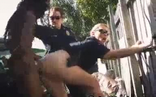 Verspielte Polizisten Ziehen Kumpel