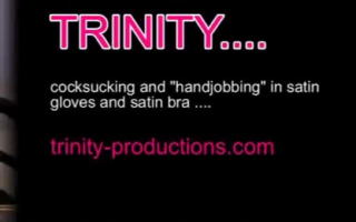 Sexy blonde Trinity genau, was es auf dem Bild sagt
