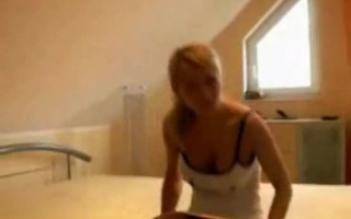 Heißer blonde Amateur leckt ihren Snatch auf der Webcam