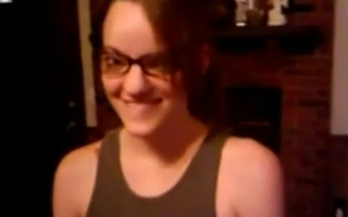 Versaute Freundin mit großen gefälschten Brüsten gibt ihren Freund auf der Webcam.