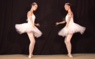 Flache Ballerina, die eine Solo -Szene für ihre neuen Sachen machen