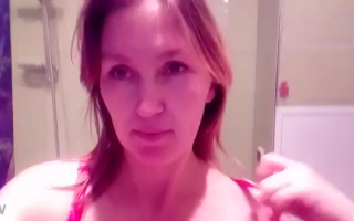 Russisches Mädchen fingert ihre perfekt rasierte Muschi, während sie in einem Hotelzimmer allein nachts