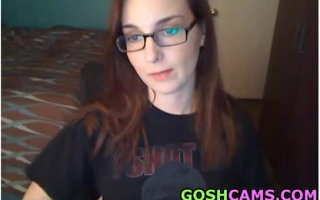 Redhead Hottie verwöhnt ihre Fotze in Webcam