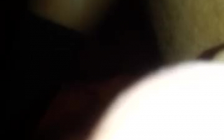 Zwei lustvolle Teenager, die einen riesigen Schwanz auf der Webcam teilen