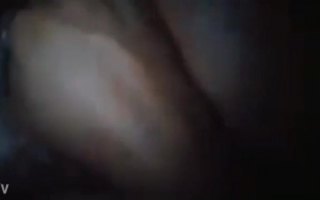 Ebony Girl mit hübschem Gesicht und großen Titten, Kimberlee, masturbiert in ihrem Bett.