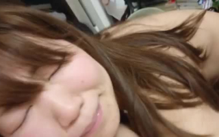Der sexy japanische Teenager namens Gisa nutzt ihre tiefe Kehle, um einen Mann zu befriedigen, den sie sehr mag.
