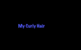 Curly Haired Lady nimmt alten Schwanz.