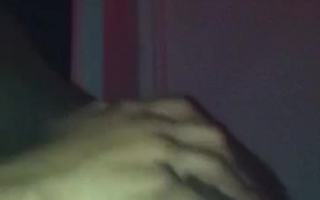 Slim Ebony Girl benutzt ein rosa, Sexspielzeug und spielt damit, während im Schlafzimmer