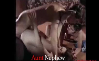 Nasty Oma, die gerne Jungs verletzt, die sie besuchen, leckt ihre haarige Muschi.