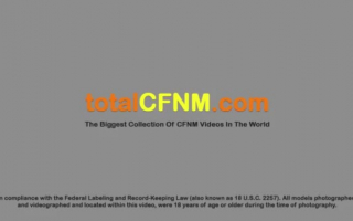 Heiße CFNM Brünette Spielzeugfinger und in einem Casting -Video gesaugt