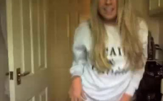 Sexy britisches Babe in sexy Strümpfen fingert ihre Fotze auf Webcam