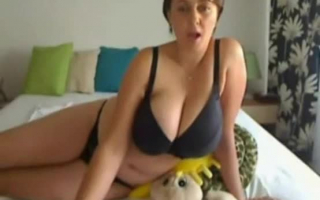 Jenny Roper mit großer Titel MILF in einem sexy gelben Kleid, der im Begriff ist, Sex mit ihrem Geliebten zu haben