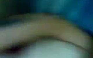 Fates Mädchen mit durchbohrten Brustwarzen spielt ihre rasierte Muschi neben einem Schwimmbad,