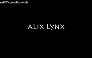 Alix Lynx ist eine schmutzige Brünette, die ihren Gehaltspunkt hat und ihre Muschi genagelt hat
