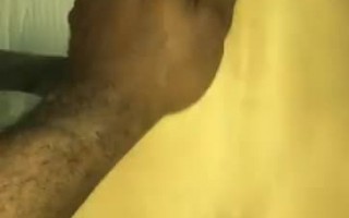 Schwarzer Typ benutzte eine riesige Fleischstange, um die Muschi seiner besten Freundin zu bohren, bis sie kam