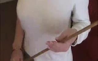 Sexy Redheaded Honey schiebt einen Dildo in ihren Arsch und ruckt es, während sie sich mit einem Seufzer befriedigt