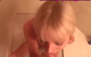 Atemberaubende blonde Hausfrau Arsch genagelt und in eine Badewanne geschlagen