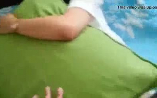 Schüchterner asiatisches Mädchen fistet ihren riesigen Anus
