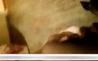 Ein asiatisches Mädchen wird in einem kleinen Bett in ihrem Haus von hinten gefickt
