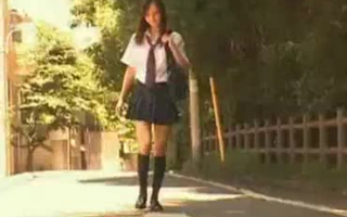 Sexy Jap Teen präsentiert sich in einer sehr schönen Uniform auf vielen Fotos, die versuchen zu zentrieren.